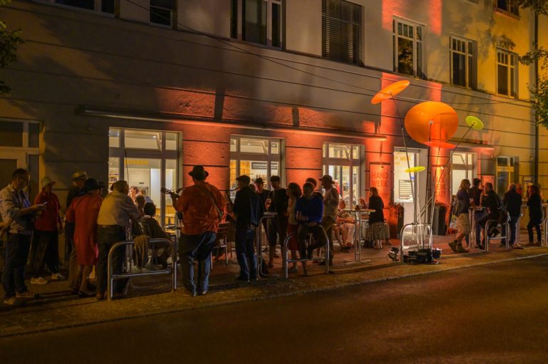 Mit Hut, Schirm und Musik, Foto: Thomas Matena