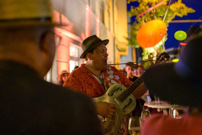 Mit Hut, Schirm und Musik, Foto: Thomas Matena