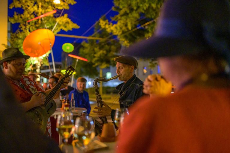 Mit Hut, Schirm und Musik, Foto: Thomas Matena