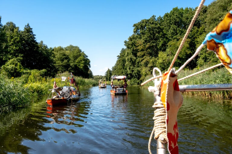 Festival der leisen Gesten mit Tretbooten auf dem Finowkanal, Foto: Eblofari