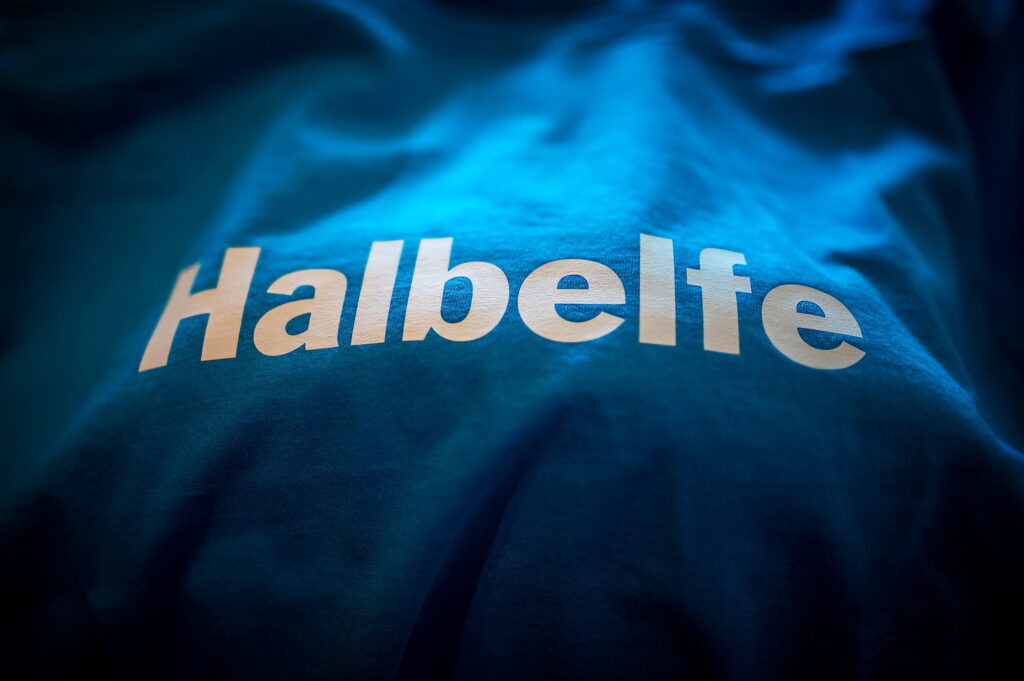 Unsere T-Shirts sind erhältlich in verschiedenen Größen jeden Sonnabend Vormittag um halbelf bei Guten-Morgen-Eberswalde. Zu bekommen mit dem Aufdruck HALBELF und HALBELFE, Für weitere Informationen einfach auf das Bild klicken. Foto: Klaus Gollin