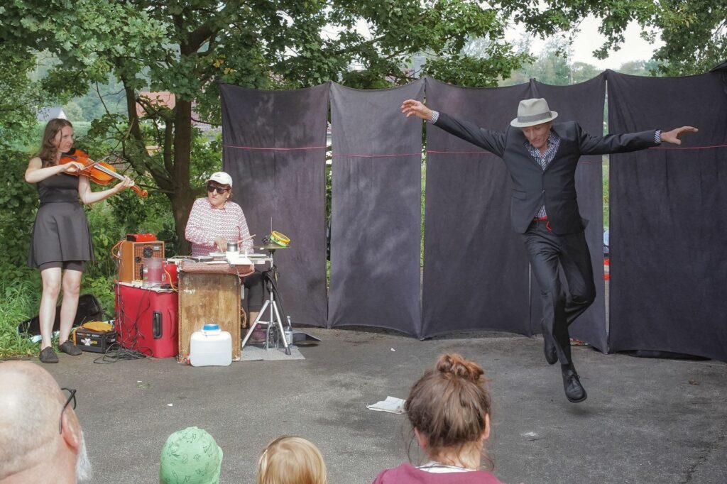 Anleger Atomill in Niederfinow: Georg Traber beim Festival der leisen Gesten, Foto: Klaus Gollin