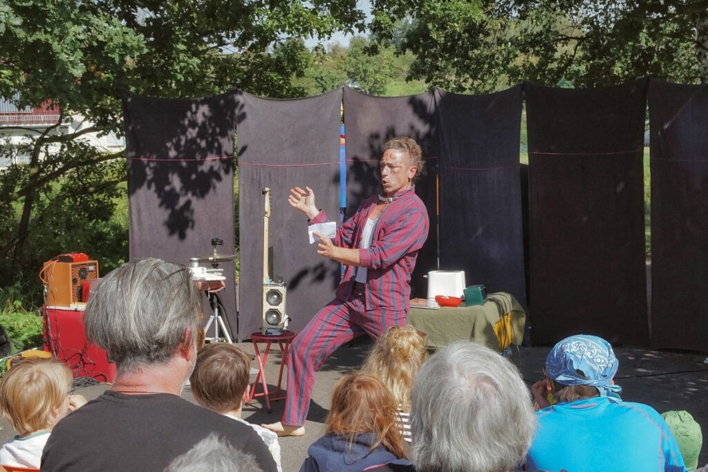 Anleger Atomill in Niederfinow: Julian Bellini beim Festival der leisen Gesten, Foto: Klaus Gollin
