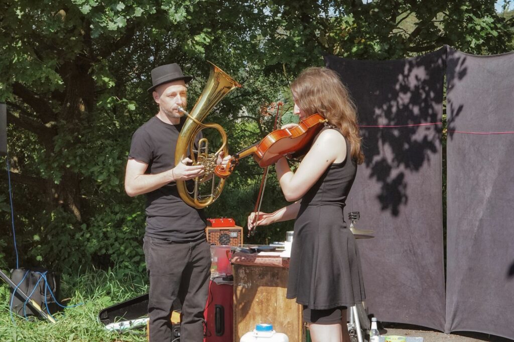 Anleger Atomill in Niederfinow: Ursula Suchanek (links) beim Festival der leisen Gesten, Foto: Klaus Gollin