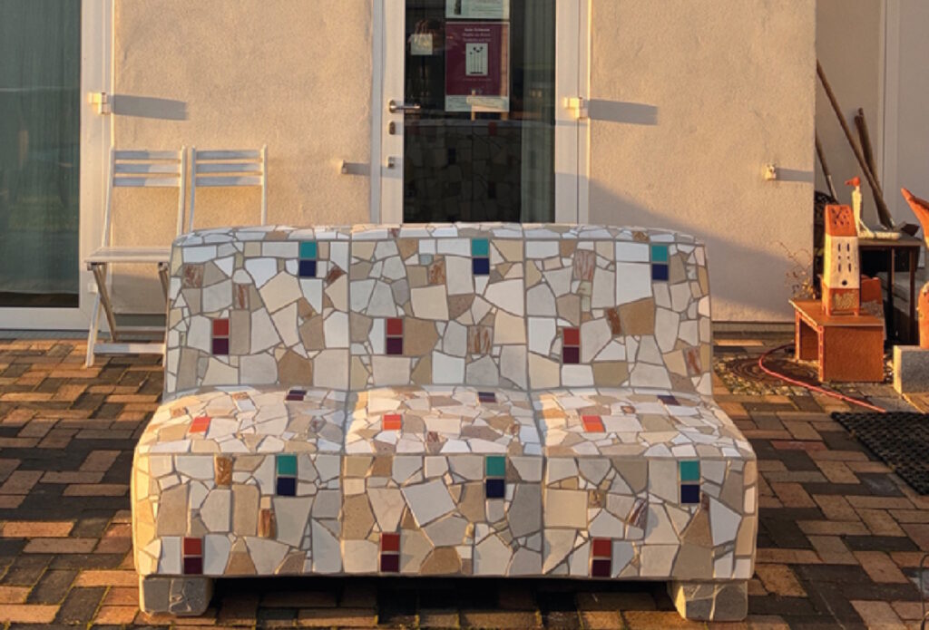 Sofa-Mosaikplastik von Anne Ochmann, Foto: Künstlerin